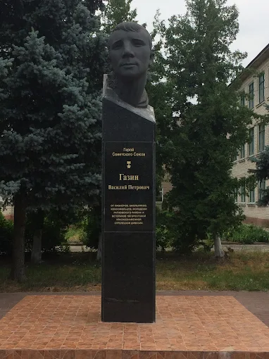 памятник на місці подвигу героя радянського союзу газіна ратне