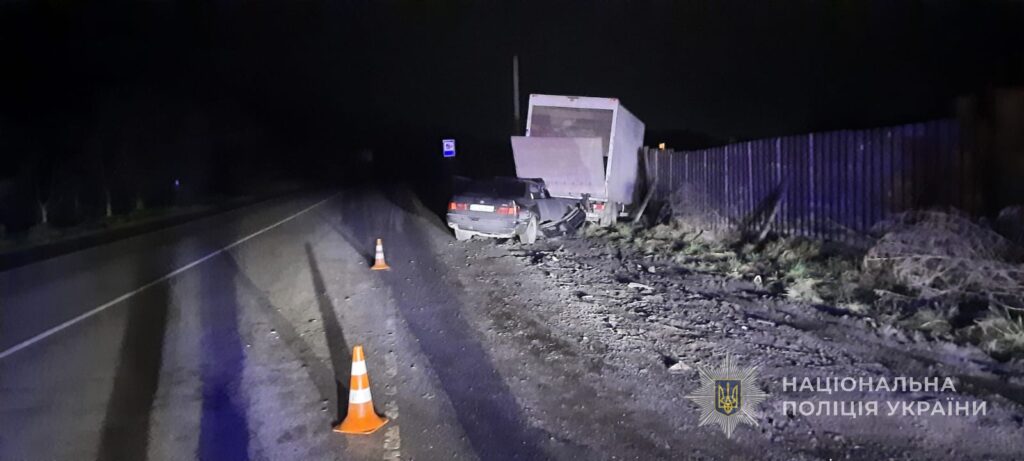 Водій у стані сп'яніння протаранив припаркований автомобіль з людьми в середині. 