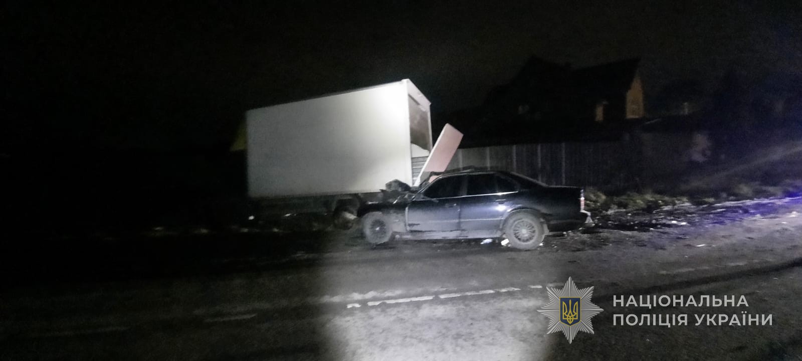 Водій у стані сп'яніння протаранив припаркований автомобіль з людьми в середині. 