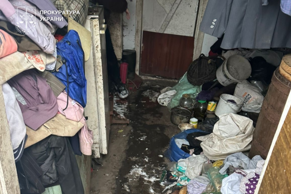 Жили у холоді та бруді: на Волині з двох сімей вилучено дітей 
