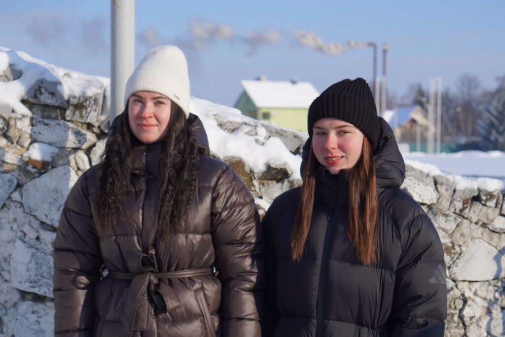 Валентина Наявко та Вікторія Литвинець під час підняття прапору Національного олімпійського комітету України на стадіоні «Олімп» у Володимирі