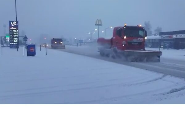 На дорогах області працює снігоприбиральна техніка