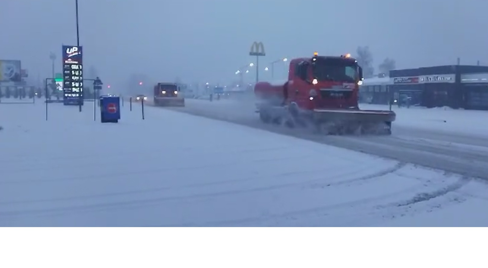 На дорогах області працює снігоприбиральна техніка