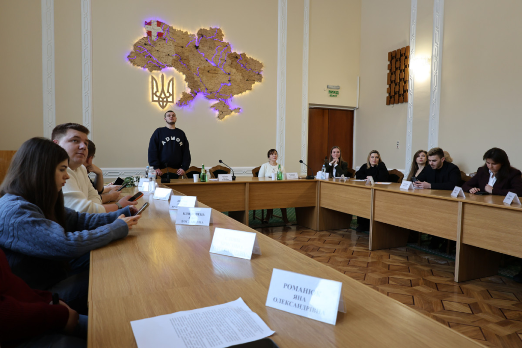 Учасники заходу під час підбиття підсумків роботи Молодіжної ради 2023–2025 років.