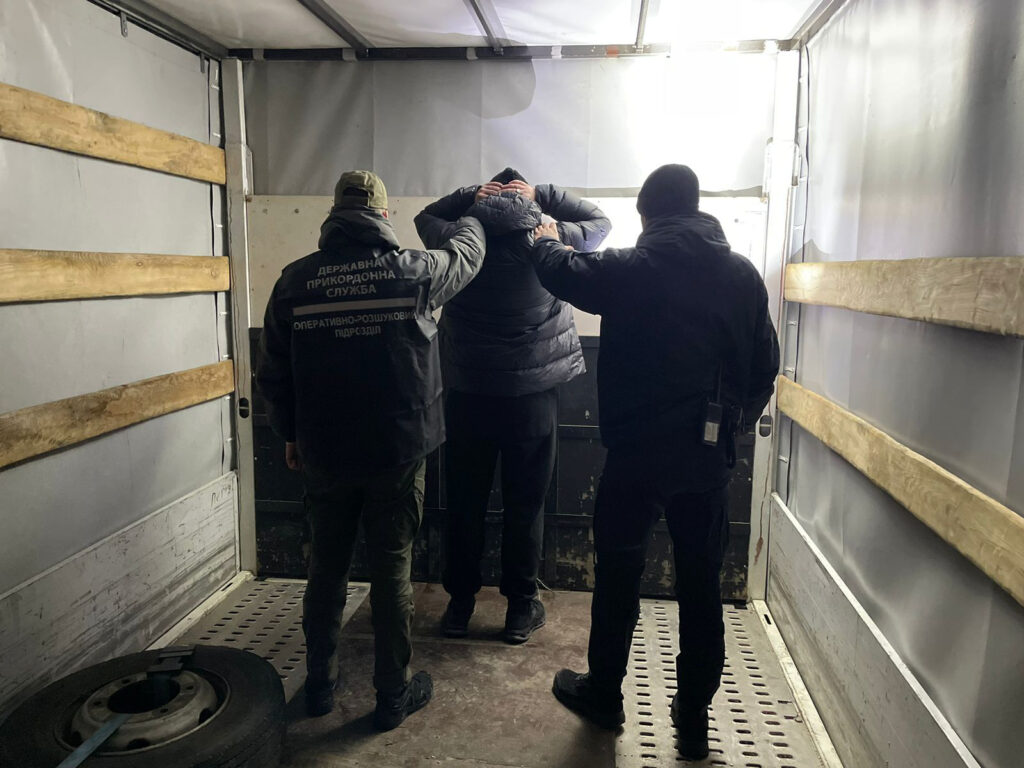 Сховок у вантажівці: на Волині викрили схему незаконного вивезення осіб за кордон 