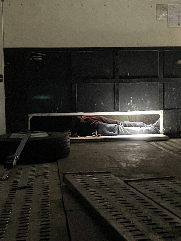 Сховок у вантажівці: на Волині викрили схему незаконного вивезення осіб за кордон 