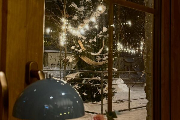 Затишна кавʼярня в центрі Луцька з теплим світлом і ароматом кави