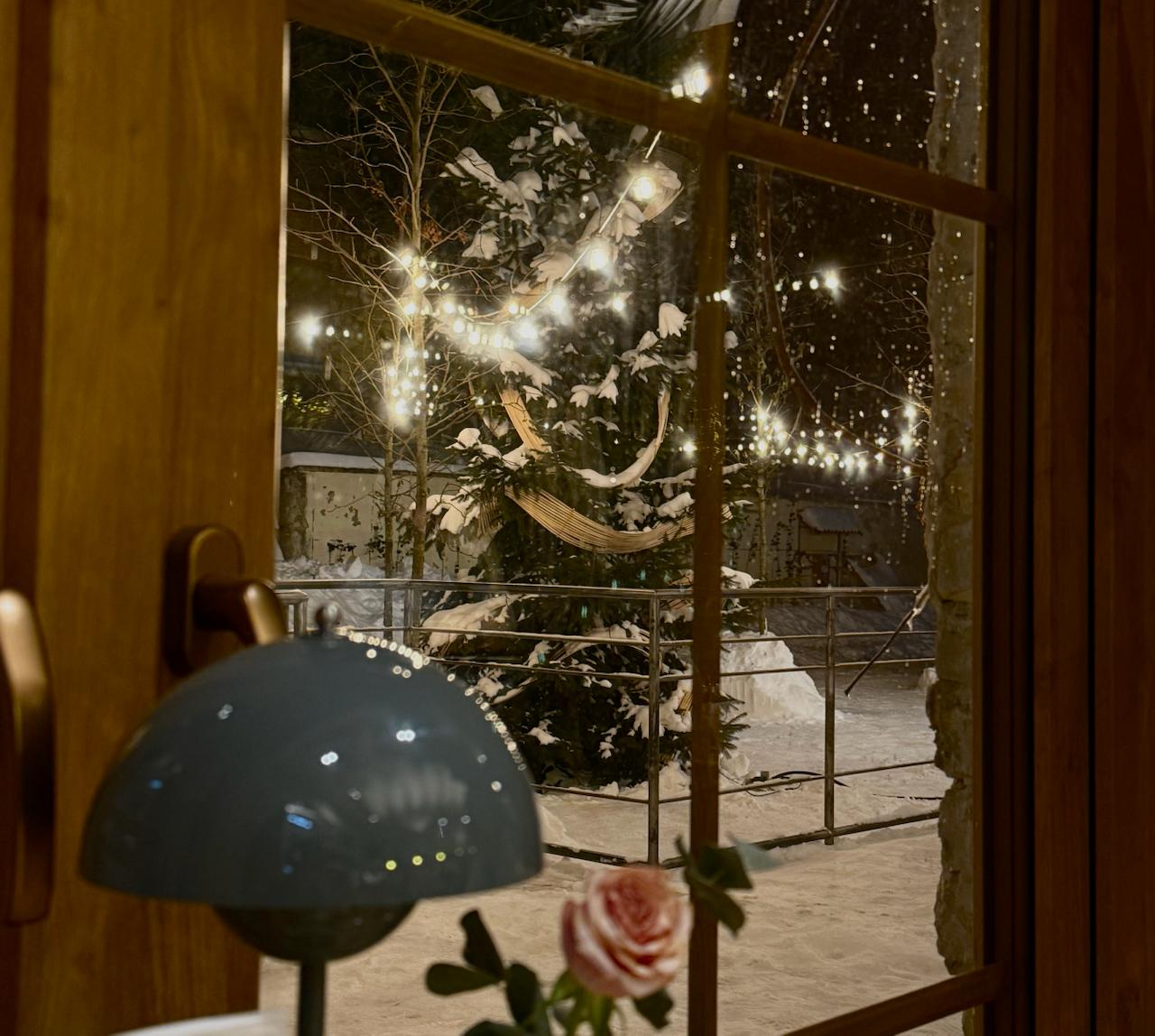 Затишна кавʼярня в центрі Луцька з теплим світлом і ароматом кави