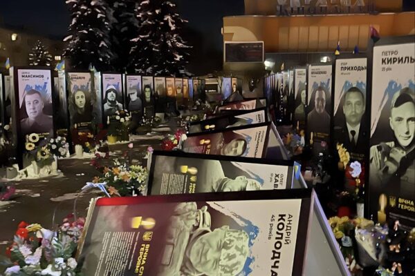 Рівне п'яна жінка поламала портрети Героїв