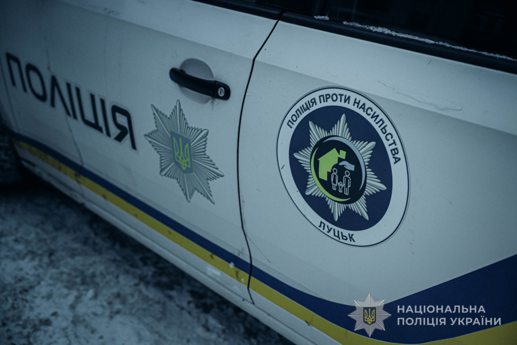 Сімейний конфлікт у Луцьку переріс у стрілянину. Свекор вистрілив у бік невістки і внука, жінку з дитиною прикрив собою поліцейський. 