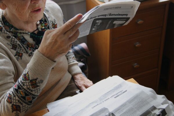 Читачка читає локальну газету "Волинську газету" — приклад живого зв’язку громади з регіональними медіа.