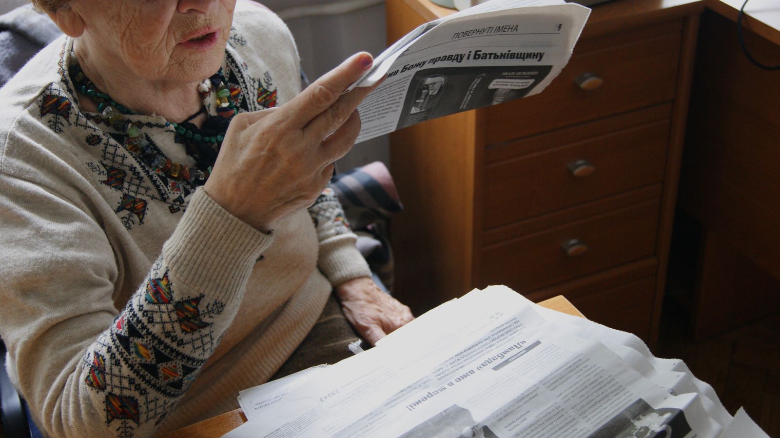 Читачка читає локальну газету "Волинську газету" — приклад живого зв’язку громади з регіональними медіа.