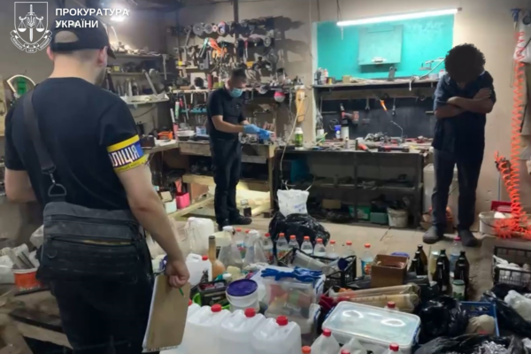 В одному із сіл Луцького району троє спільників налагодили виробництво амфітаміну в особливо великих розмірах. 