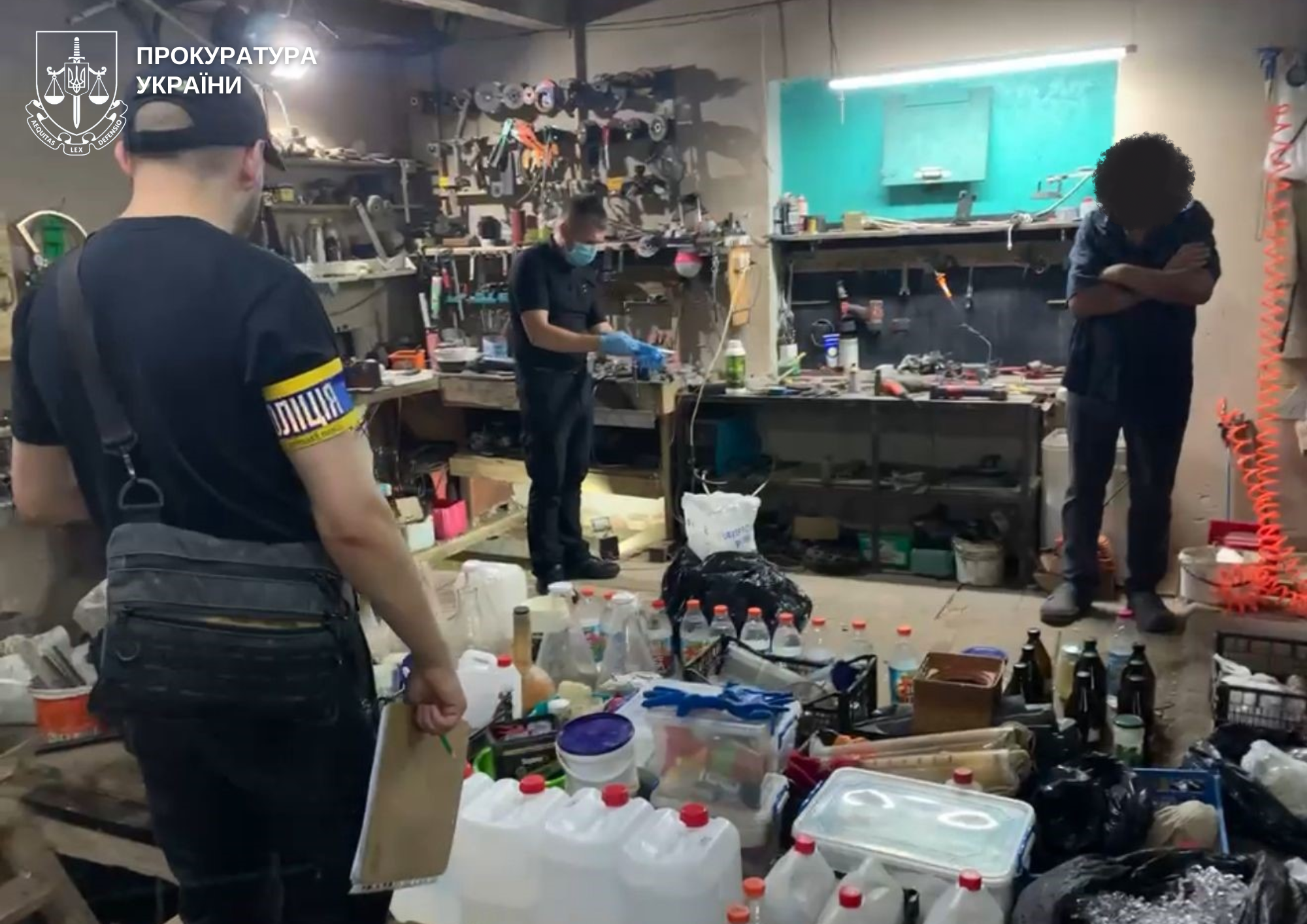 В одному із сіл Луцького району троє спільників налагодили виробництво амфітаміну в особливо великих розмірах. 