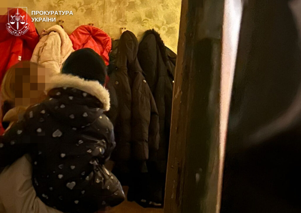 Жінка виготовляла та збувала порнографічний контент за участю своєї 3-річної дитини.