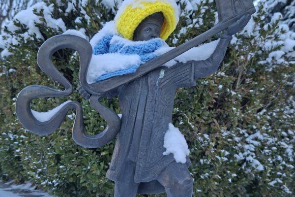 Луцьких кликунів одягнули у шапки та шарфи 