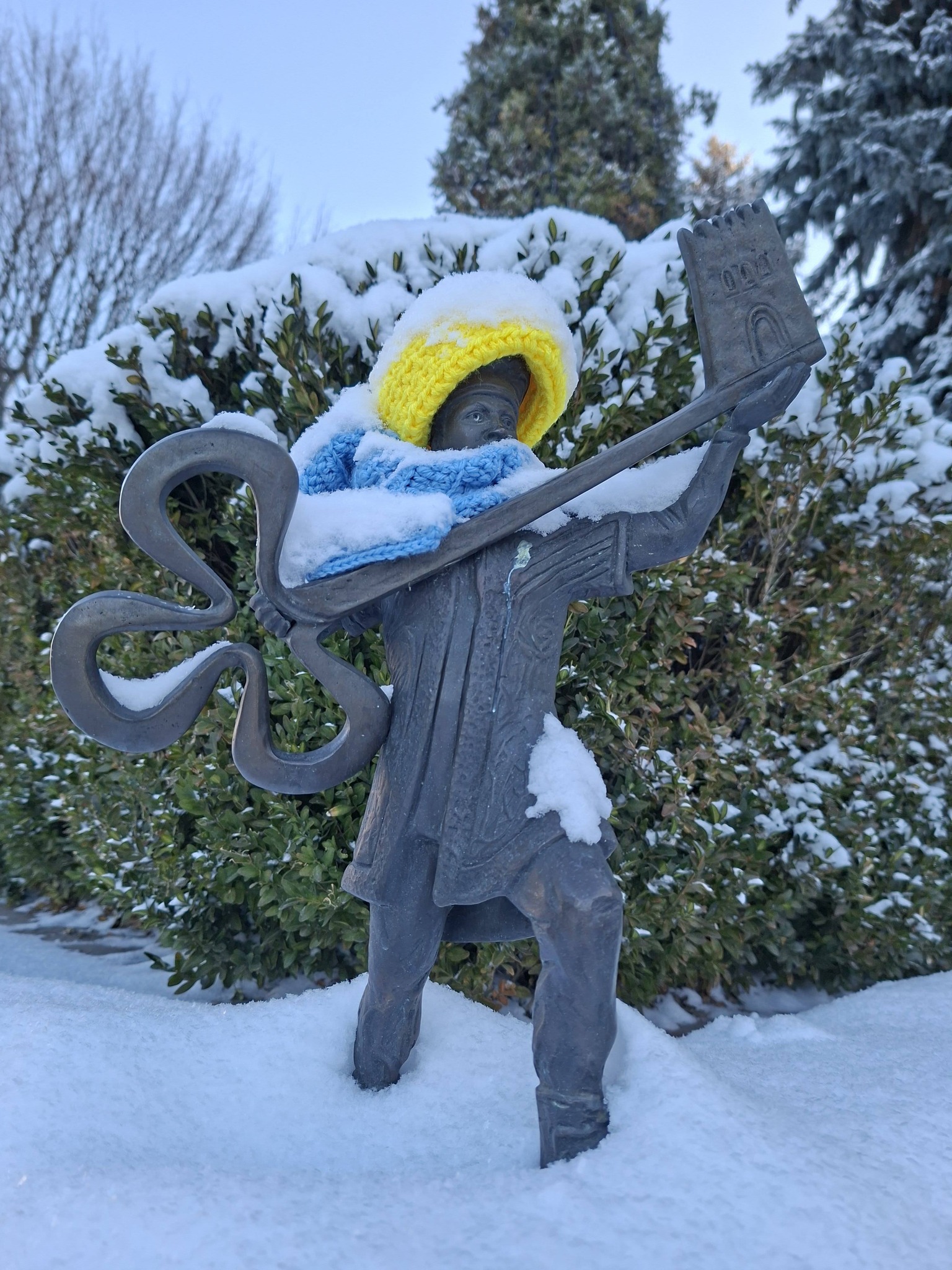 Луцьких кликунів одягнули у шапки та шарфи 