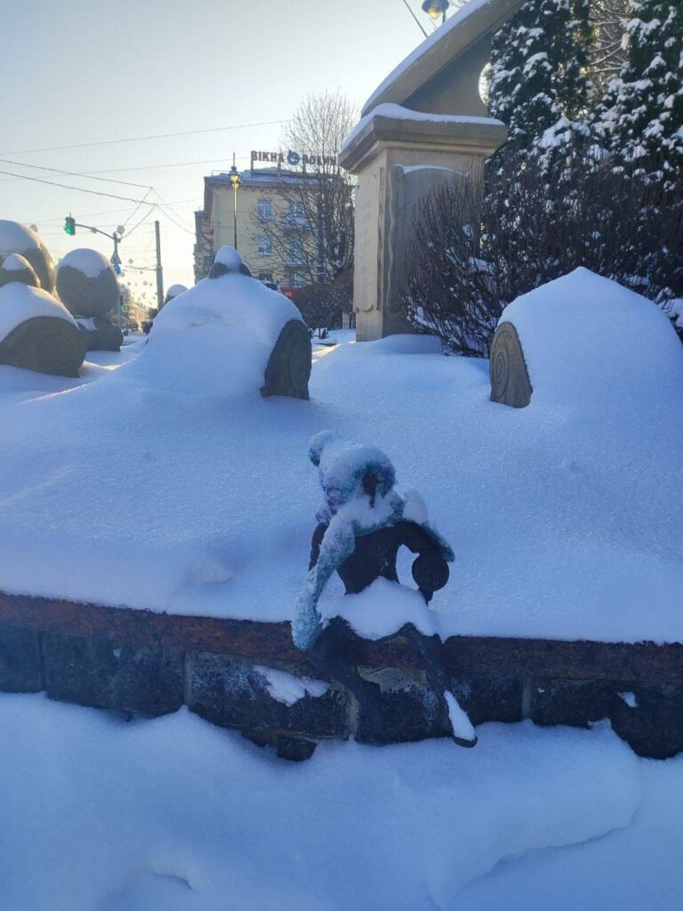 Луцьких кликунів одягнули у шапки та шарфи 