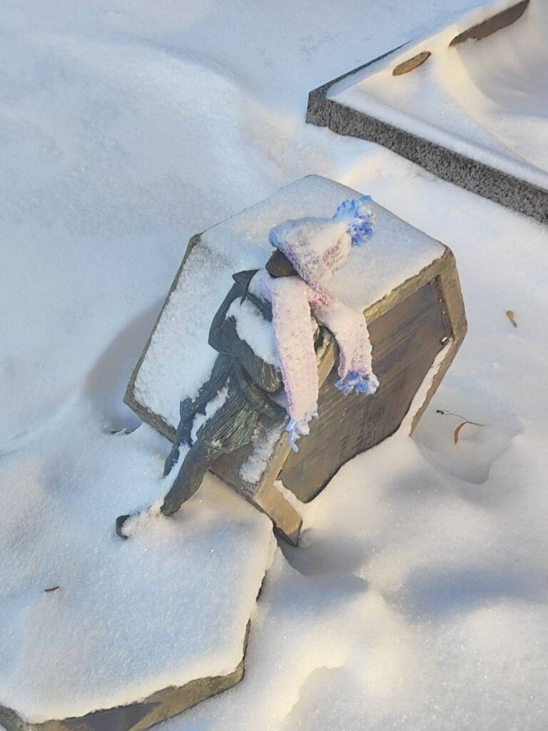 Луцьких кликунів одягнули у шапки та шарфи 