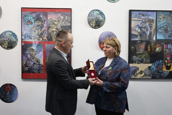 Луцькій художниці вручили державну нагороду «Заслужений діяч мистецтв України»  