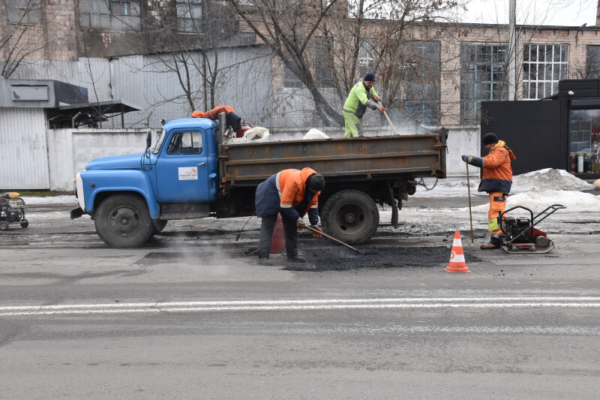 у луцьку латають дороги