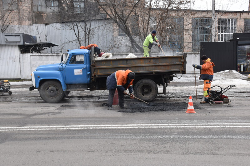у луцьку латають дороги