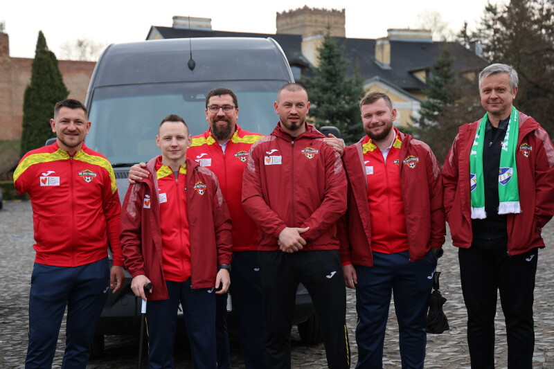 Луцькі "Хрестоносці" отримали автомобіль та спортивний інвентар 