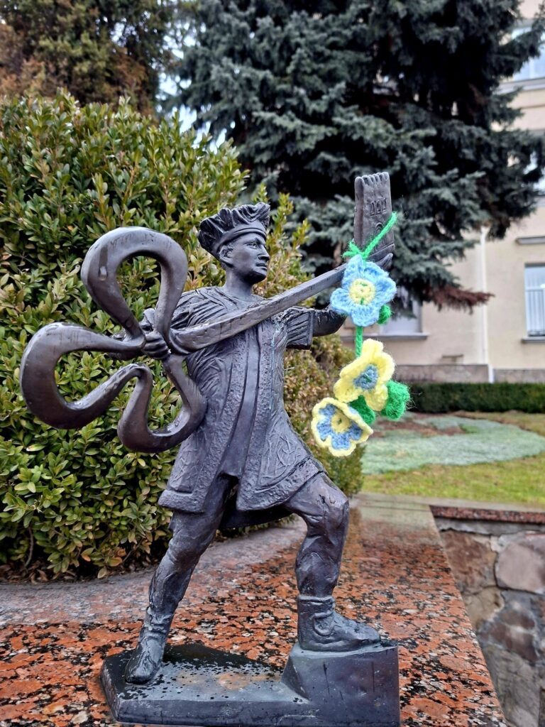  До весни луцьких кликунів заквітчали.  