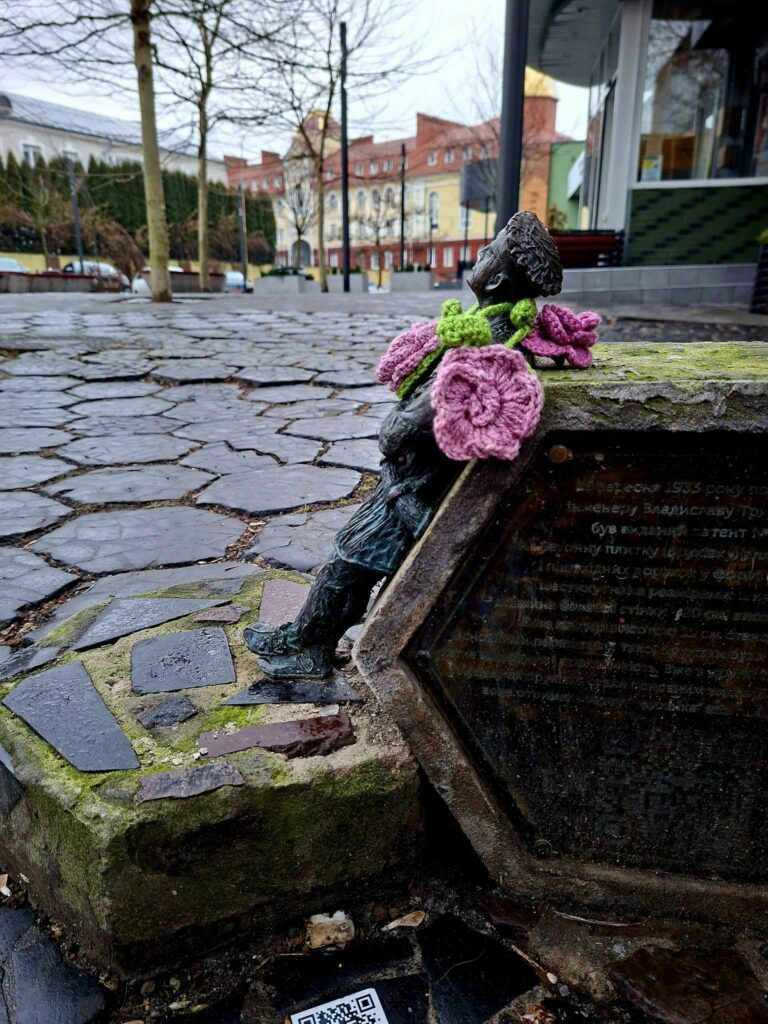  До весни луцьких кликунів заквітчали.  