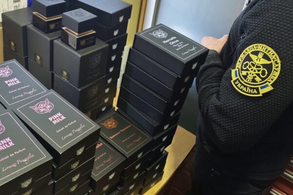 Понад півтори сотні упаковок парфумів: двох волинян впіймали на контрабанді 