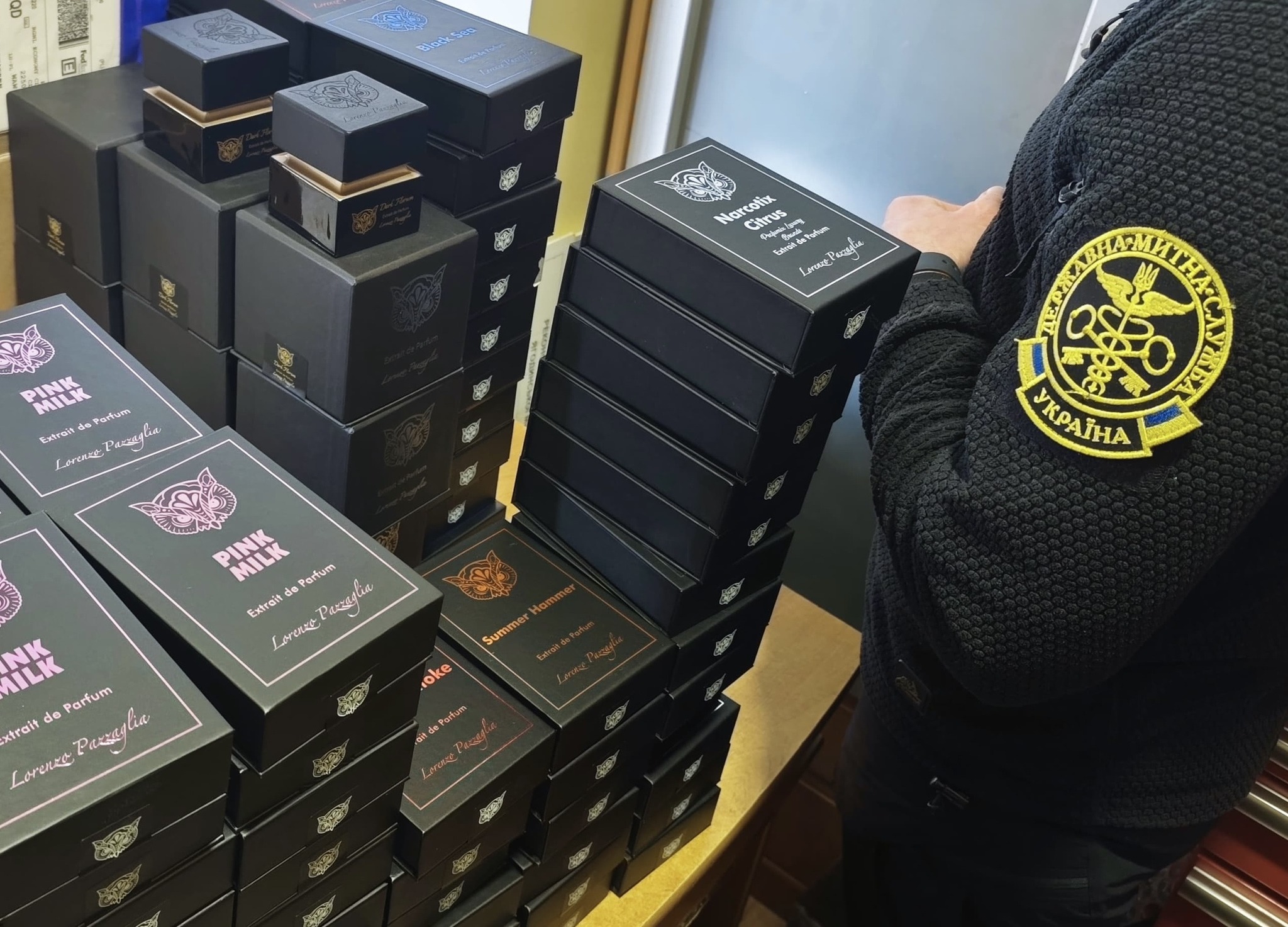 Понад півтори сотні упаковок парфумів: двох волинян впіймали на контрабанді 