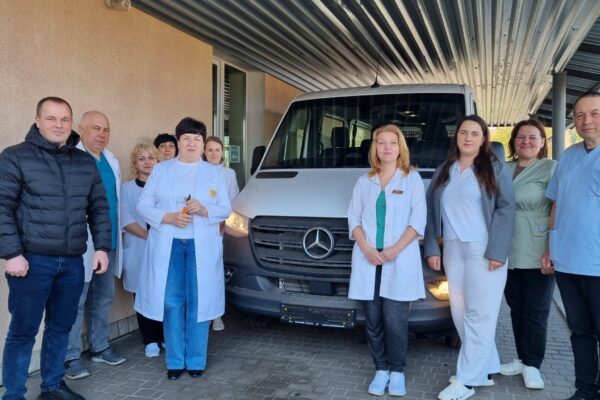 Шацька лікарня отримала автомобіль від Німеччини 