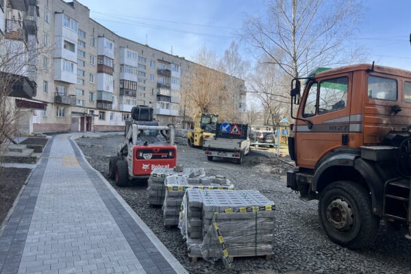 Роботи ведуться у дворах