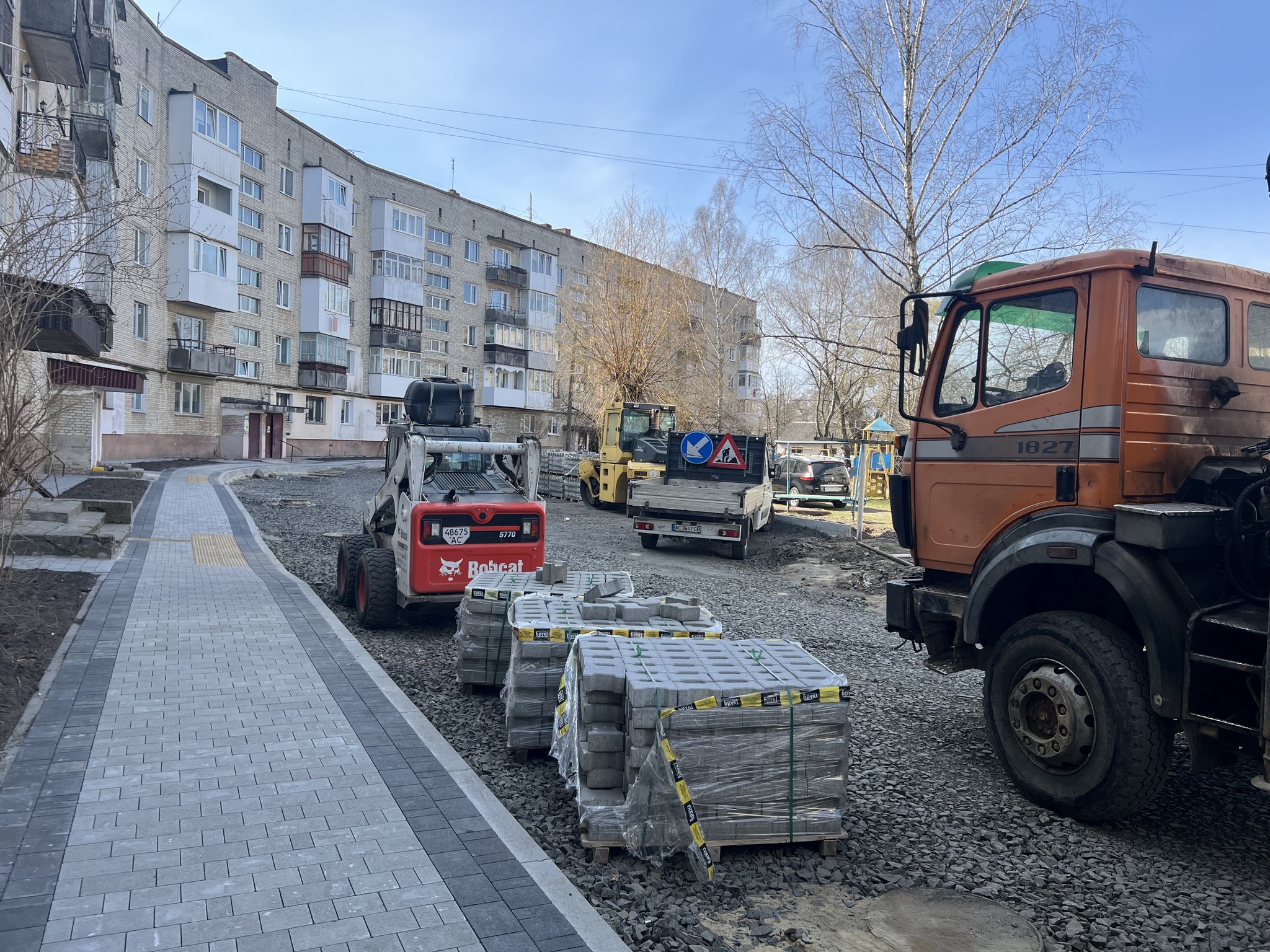 Роботи ведуться у дворах