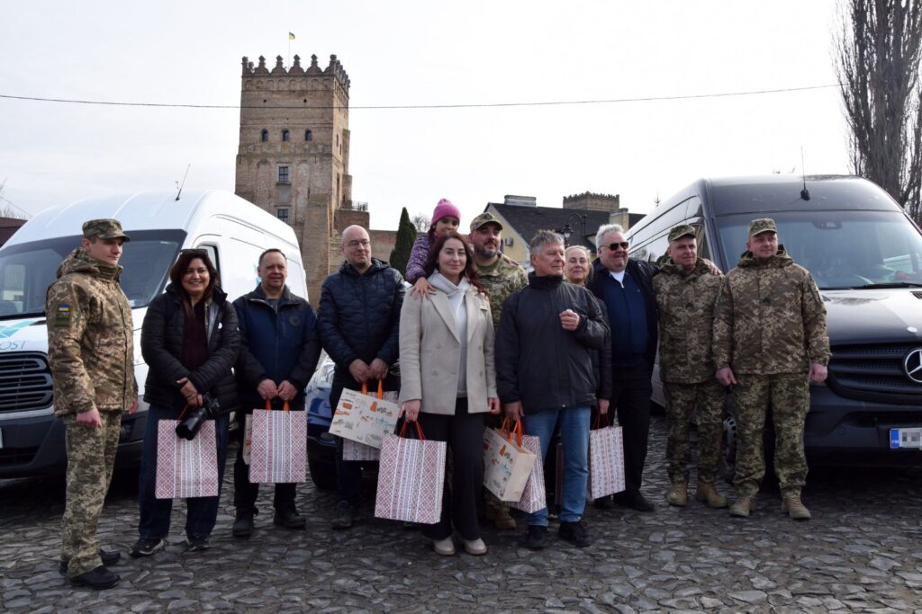Фінські волонтери передали волинським прикордонникам транспортні засоби