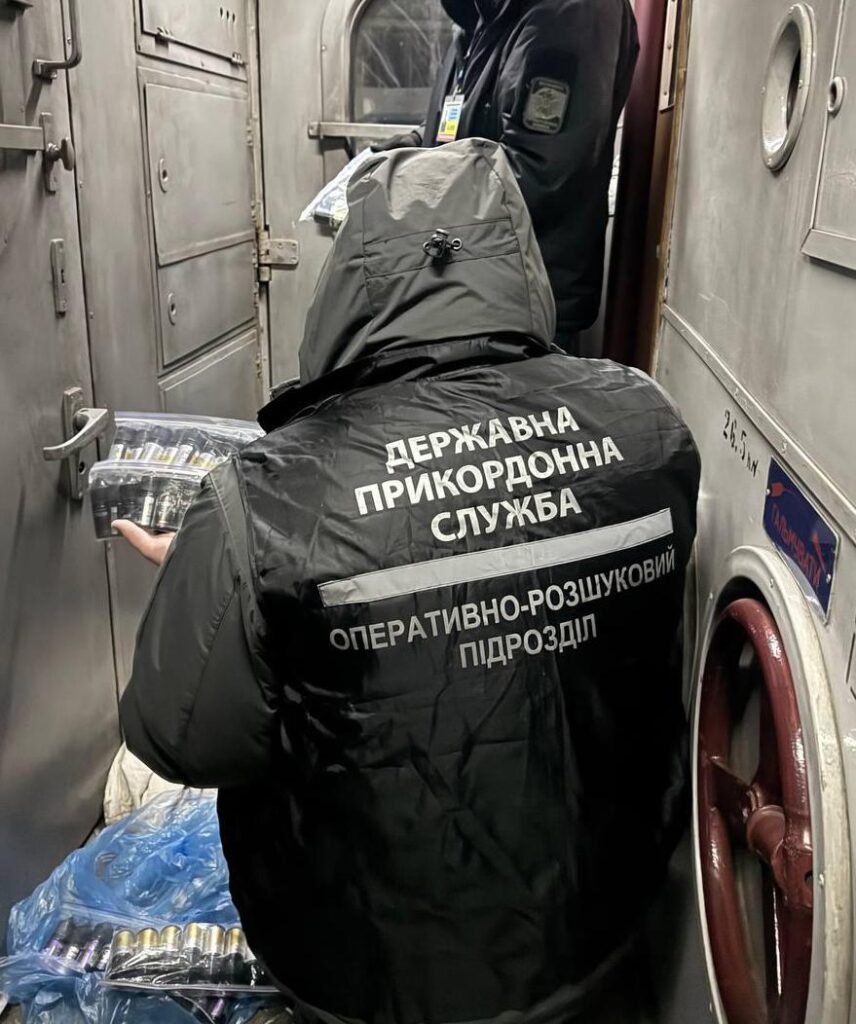 У вентиляційній шахті вагона виявили прихований товар