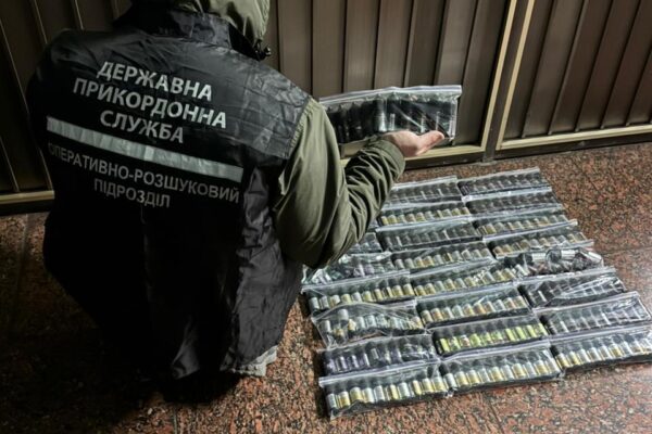 У вентиляційній шахті вагона виявили прихований товар 