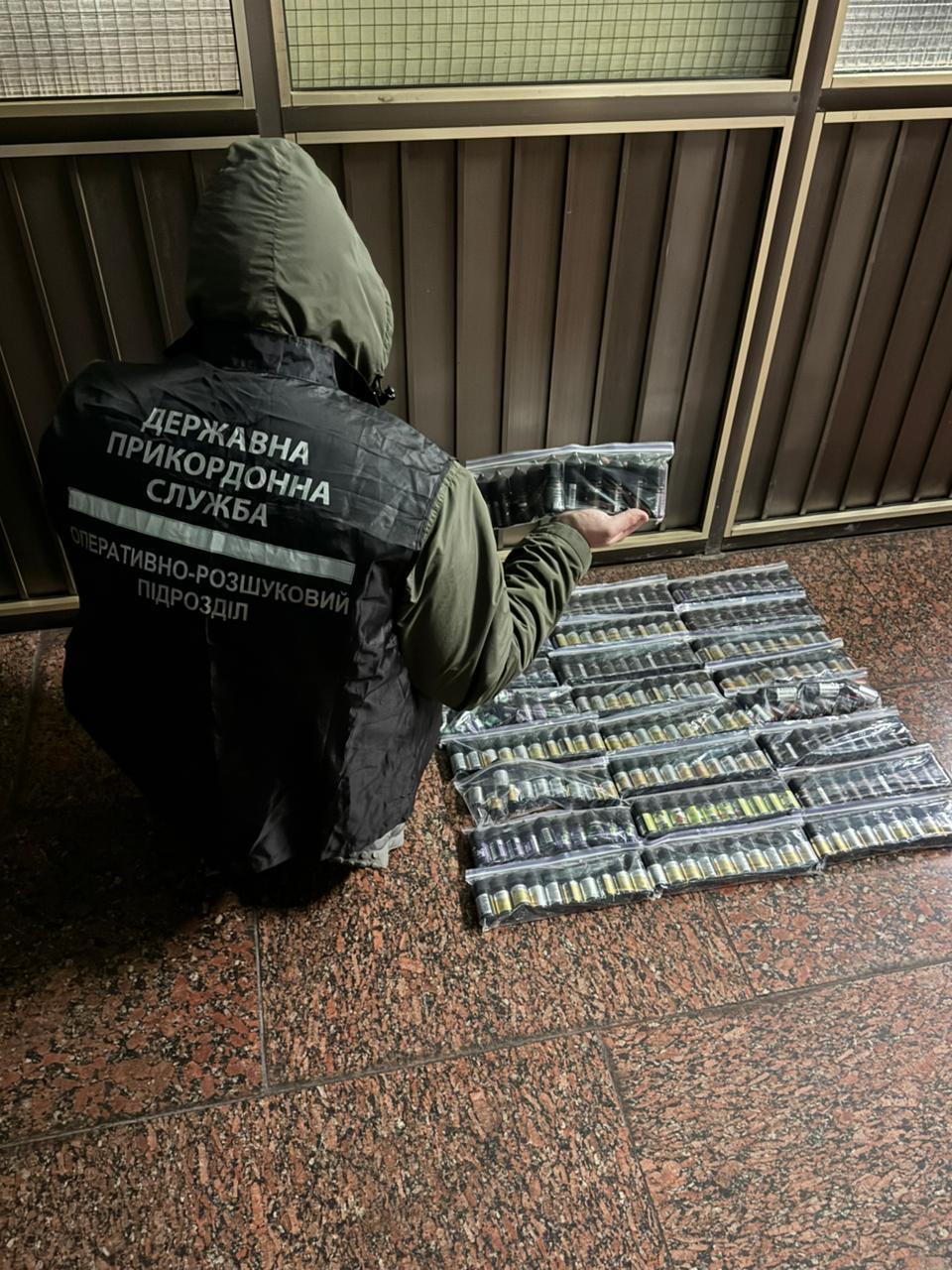 У вентиляційній шахті вагона виявили прихований товар