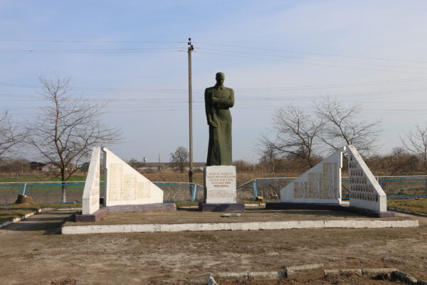 Село Щурин Луцький район меморіал радяснький пам'ятник декомунізація