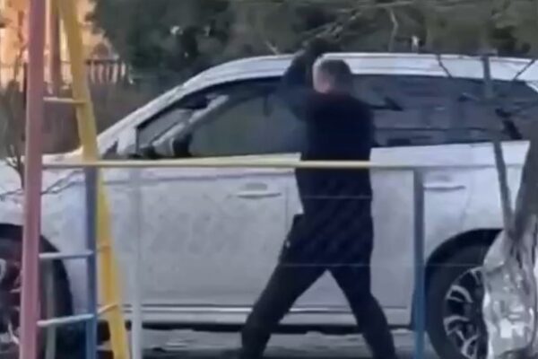 У Луцьку чоловік одну машину порубав сокирою, іншу - пошкодив ножем 