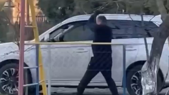 У Луцьку чоловік одну машину порубав сокирою, іншу - пошкодив ножем 