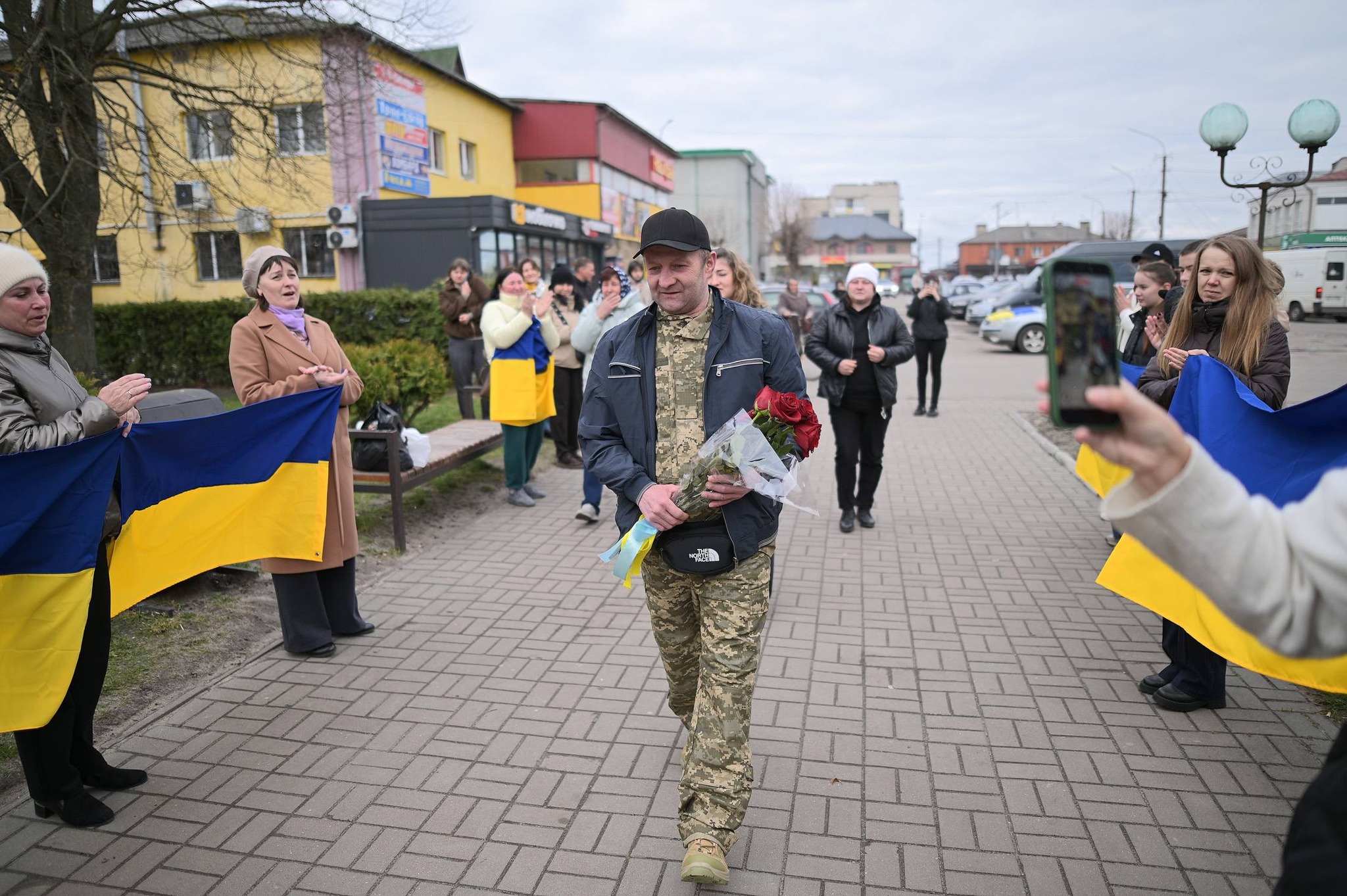 У Камені-Каширському зустріли звільненого з полону захисника