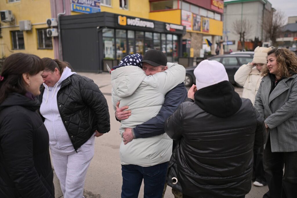 У Камені-Каширському зустріли звільненого з полону захисника