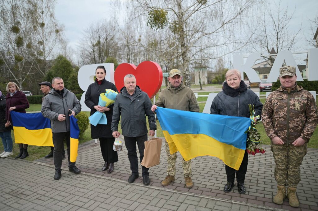 У Камені-Каширському зустріли звільненого з полону захисника