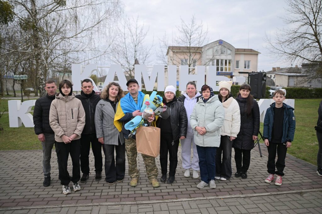 У Камені-Каширському зустріли звільненого з полону захисника