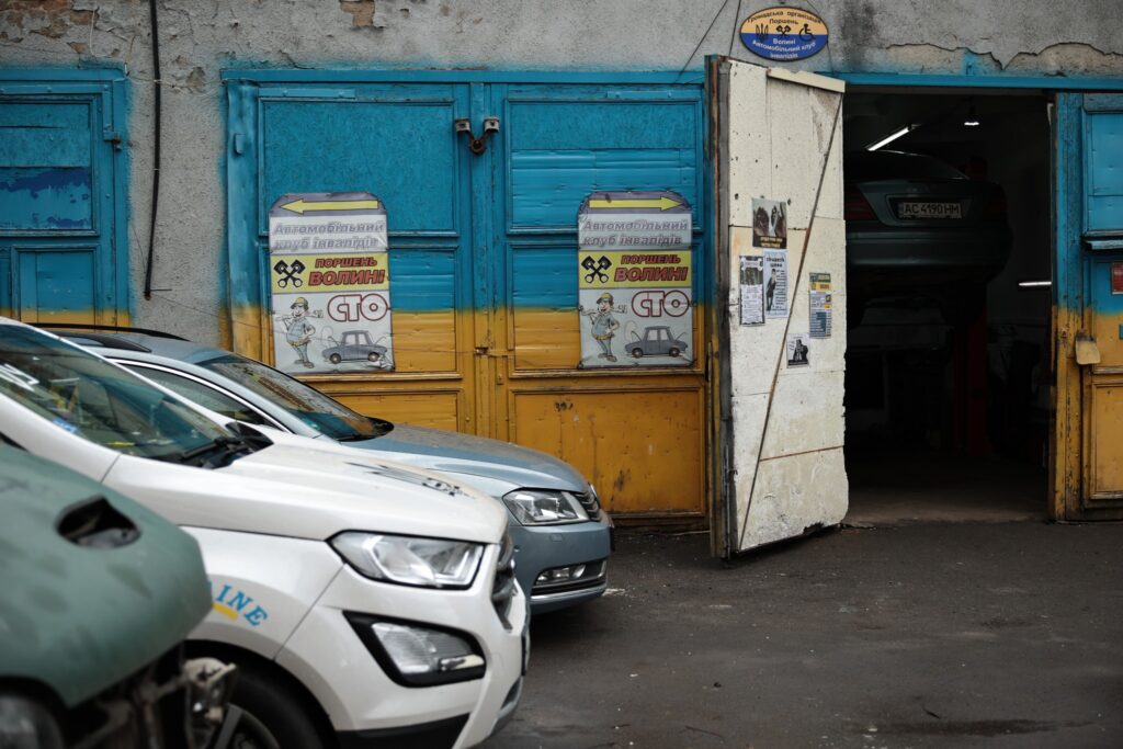 У Луцьку допомагають ветеранам з інвалідністю знову сісти за кермо 