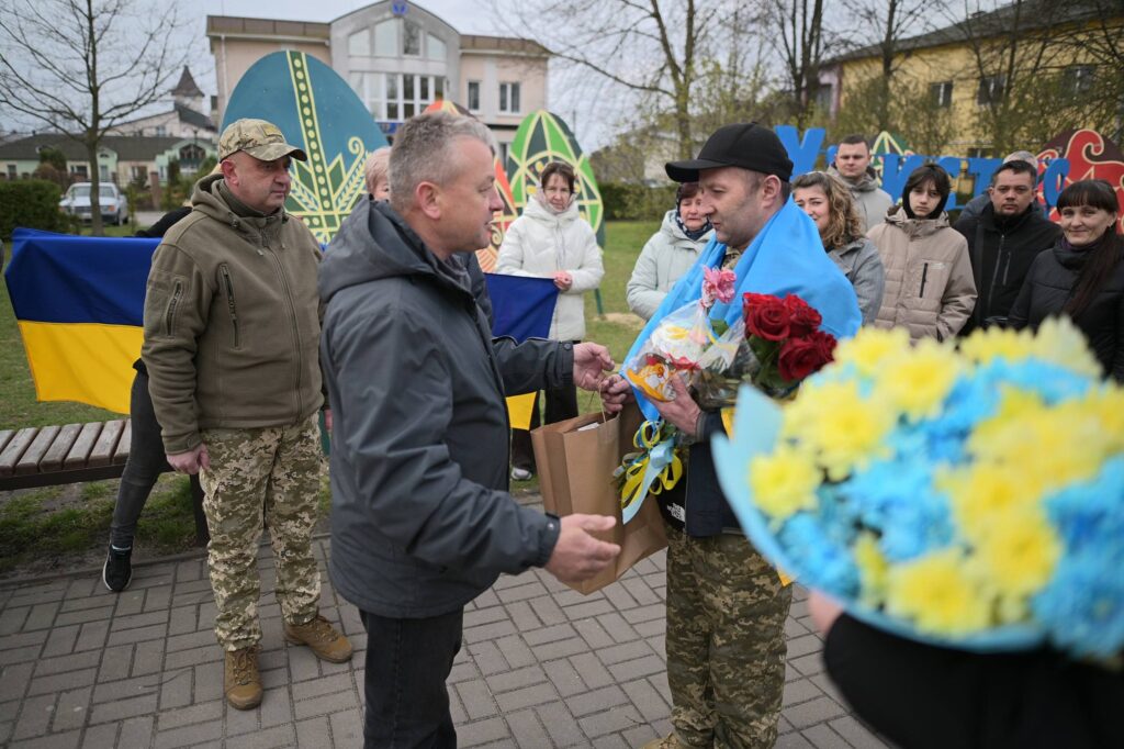 У Камені-Каширському зустріли звільненого з полону захисника