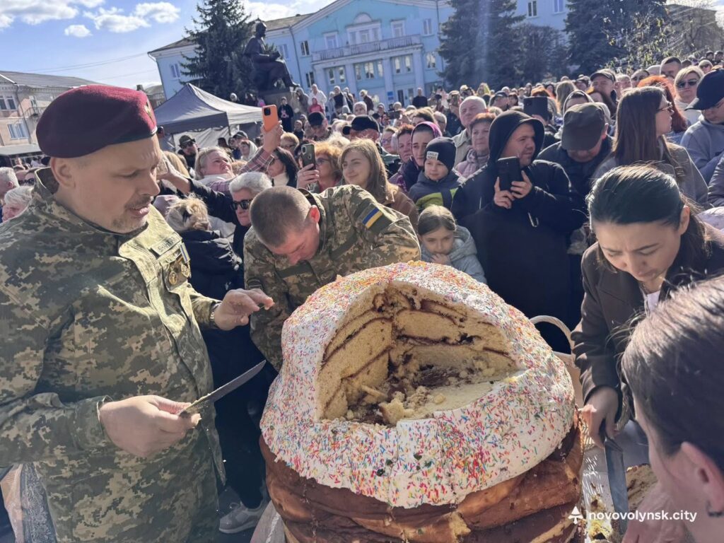 У Нововолинську спекли гігантську паску