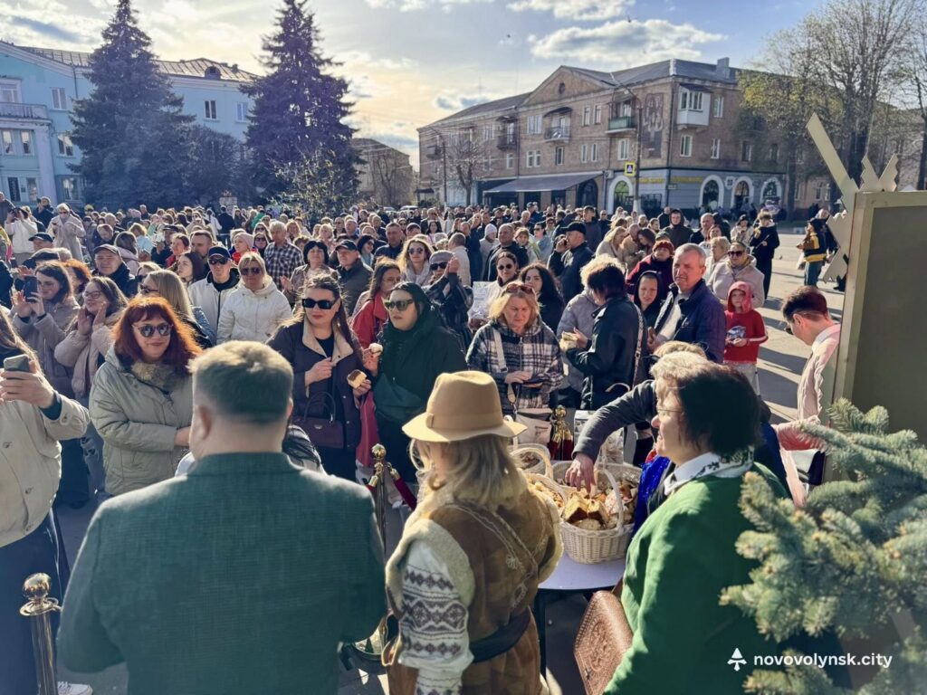 У Нововолинську спекли гігантську паску