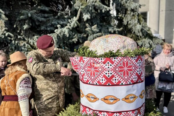 У Нововолинську спекли гігантську паску 